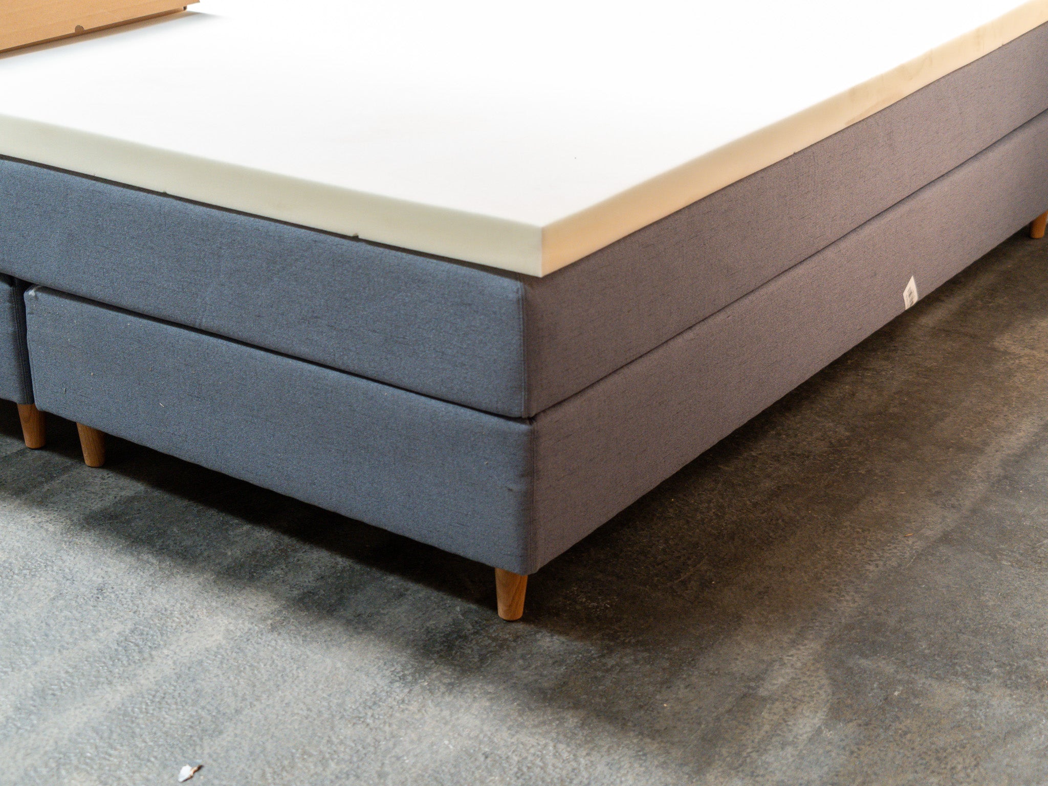 Retur - Majestæt Trykaflastende | Kontinental (Mørkegrå) 180x200