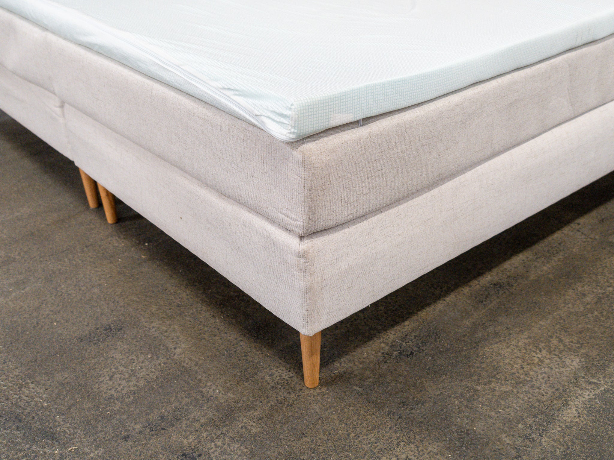 Retur - Kontinental | Kontinental (Sand) 210x210