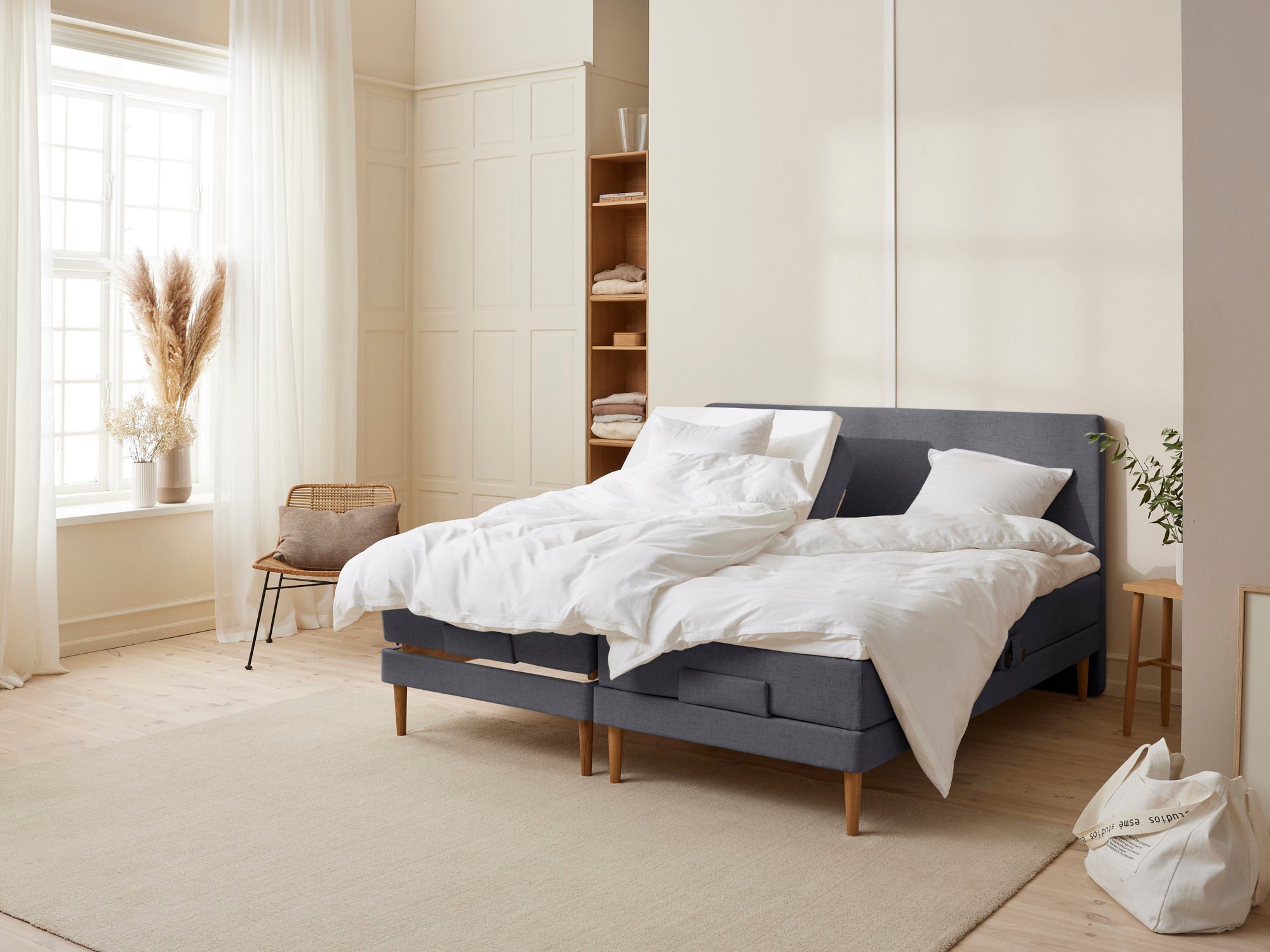 Fagmandens - Trykaflastende | Elevation (Antracit) 210x210 cm.