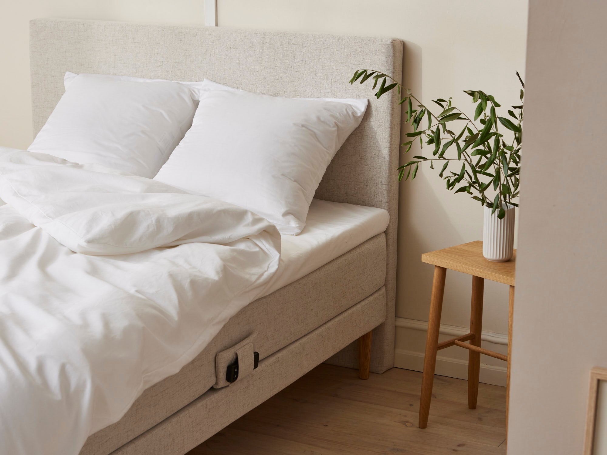 Krone - Trykaflastende | Elevation (Sand) 105x210 cm.