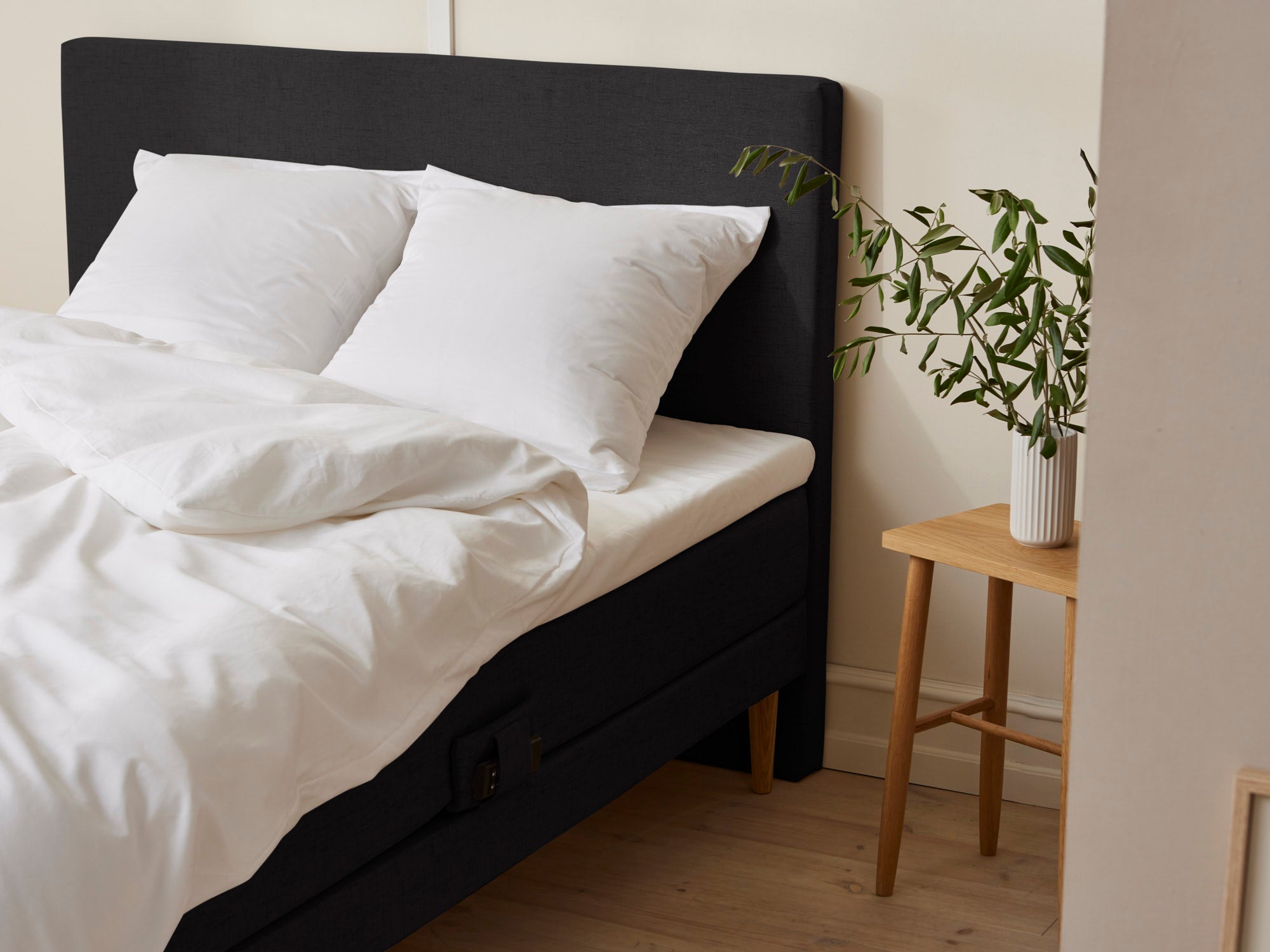 Snedkerens - Trykaflastende | Elevation (Sort) 105x210 cm.